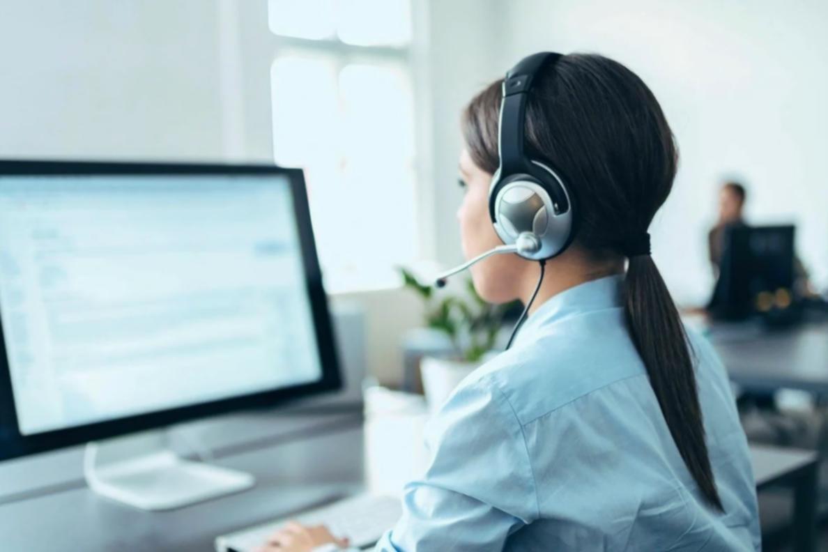 Participantes trabajando en ejercicios prácticos de finanzas durante un taller interactivo